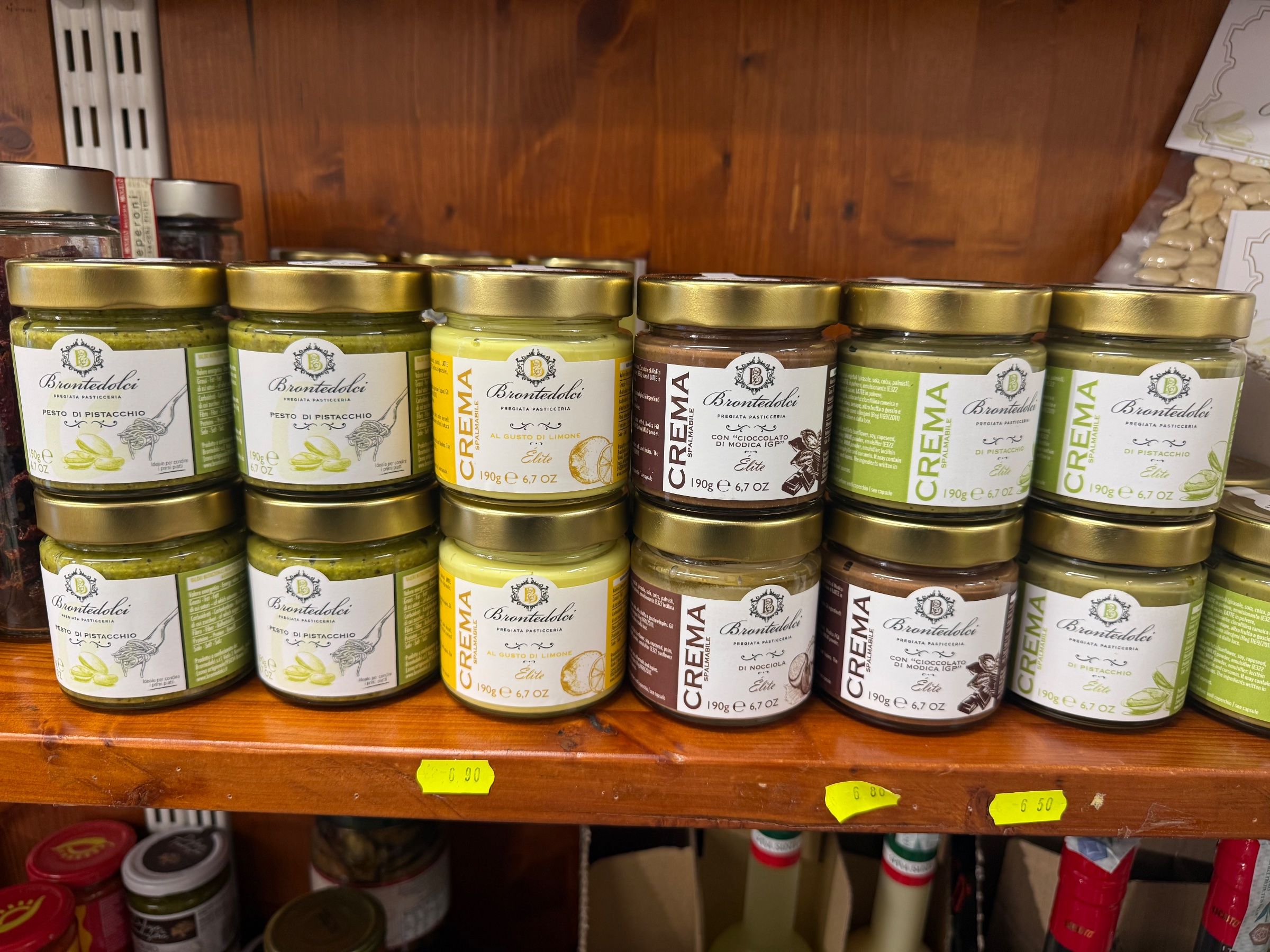 Lo scaffale delle creme spalmabili Brontedolci da Natural Fruit: il pesto di pistacchio, la crema al limone, quella al pistacchio, quella alla nocciola e quella con cioccolato di Modica IGP