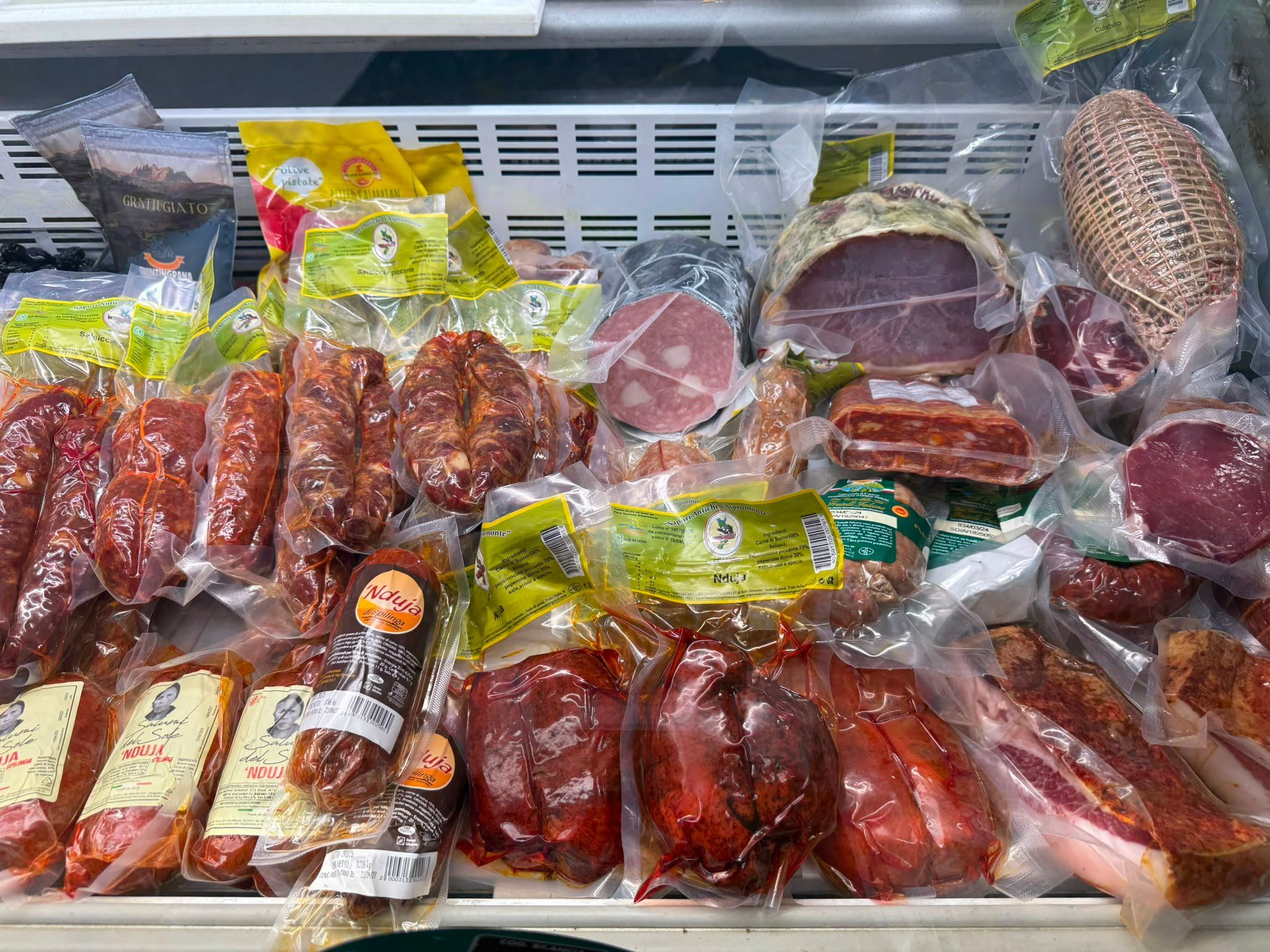 Il banco frigo dei salumi di Natural Fruit: salsicce e soppressate confezionate sottovuoto, tagli interi e un salume legato a rete